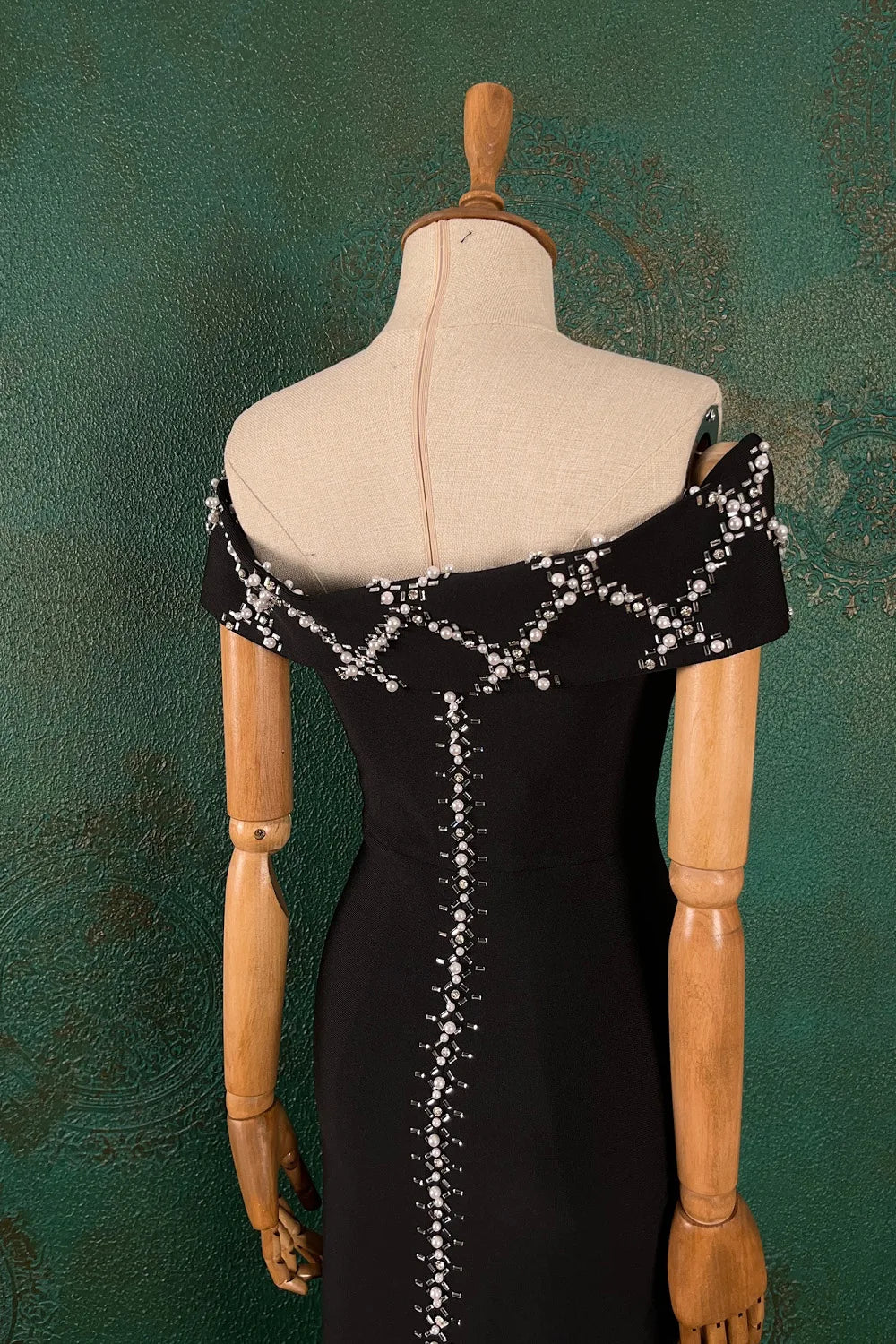 Taş İşlemeli Omzu Açık Elbise