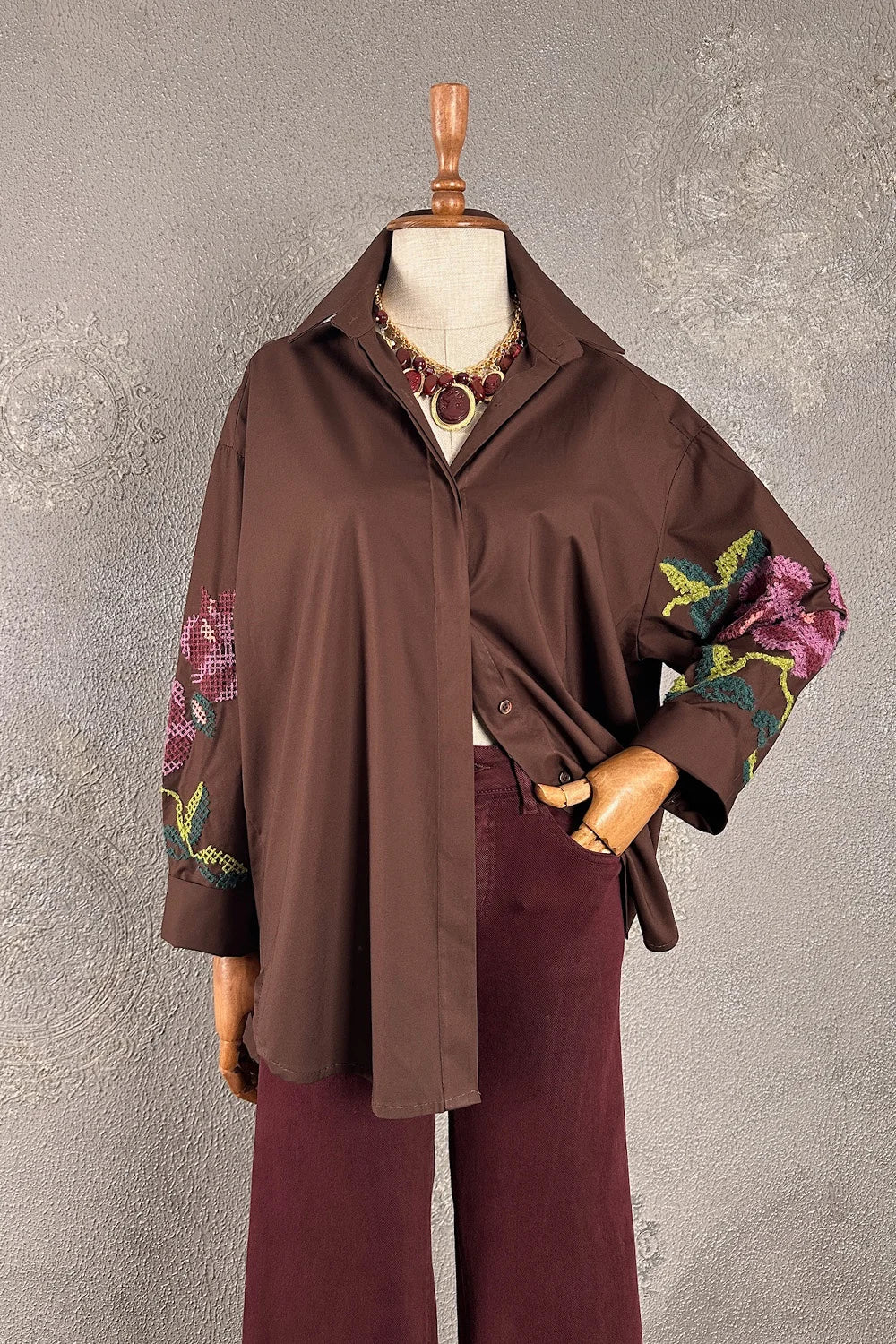Çiçek nakışlı oversize kahverengi kadın gömlek, renkli detaylı kollar, vintage stil, önden görünüm