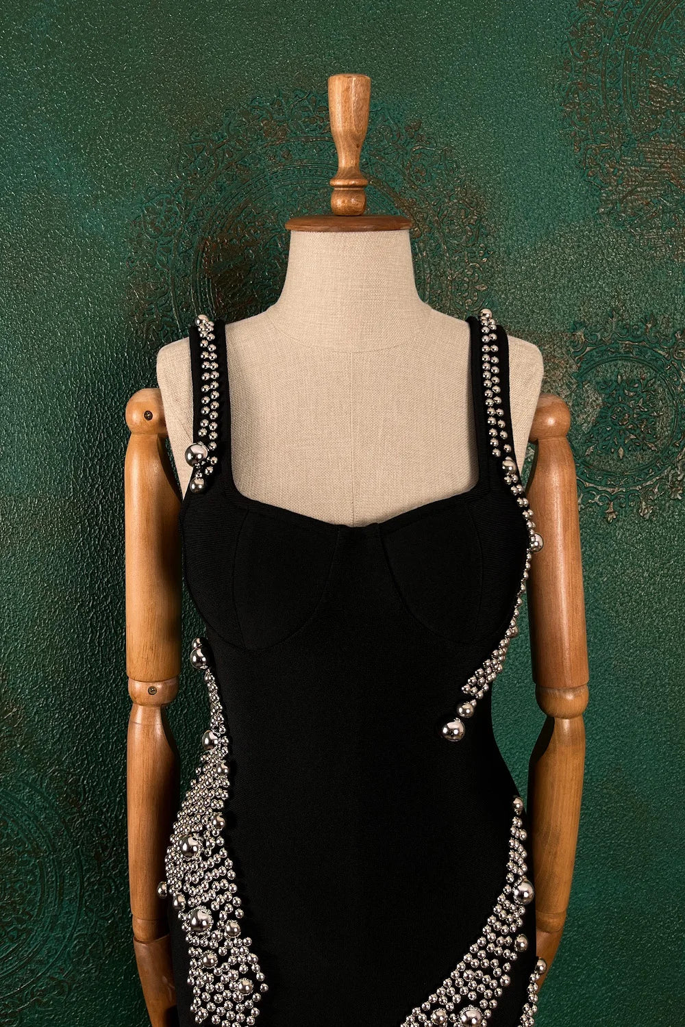 Metal Boncuk İşlemeli Kısa Elbise