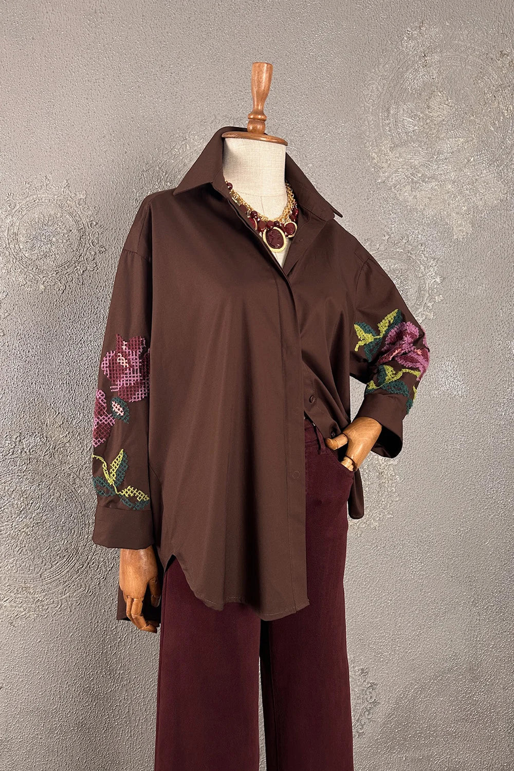 Kahverengi nakışlı oversize gömlek, çiçek detaylı, kadın, önden görünüm, rahat kesim