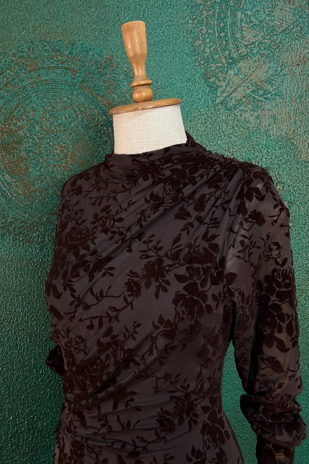 Kadife Çiçek Desenli Uzun Elbise