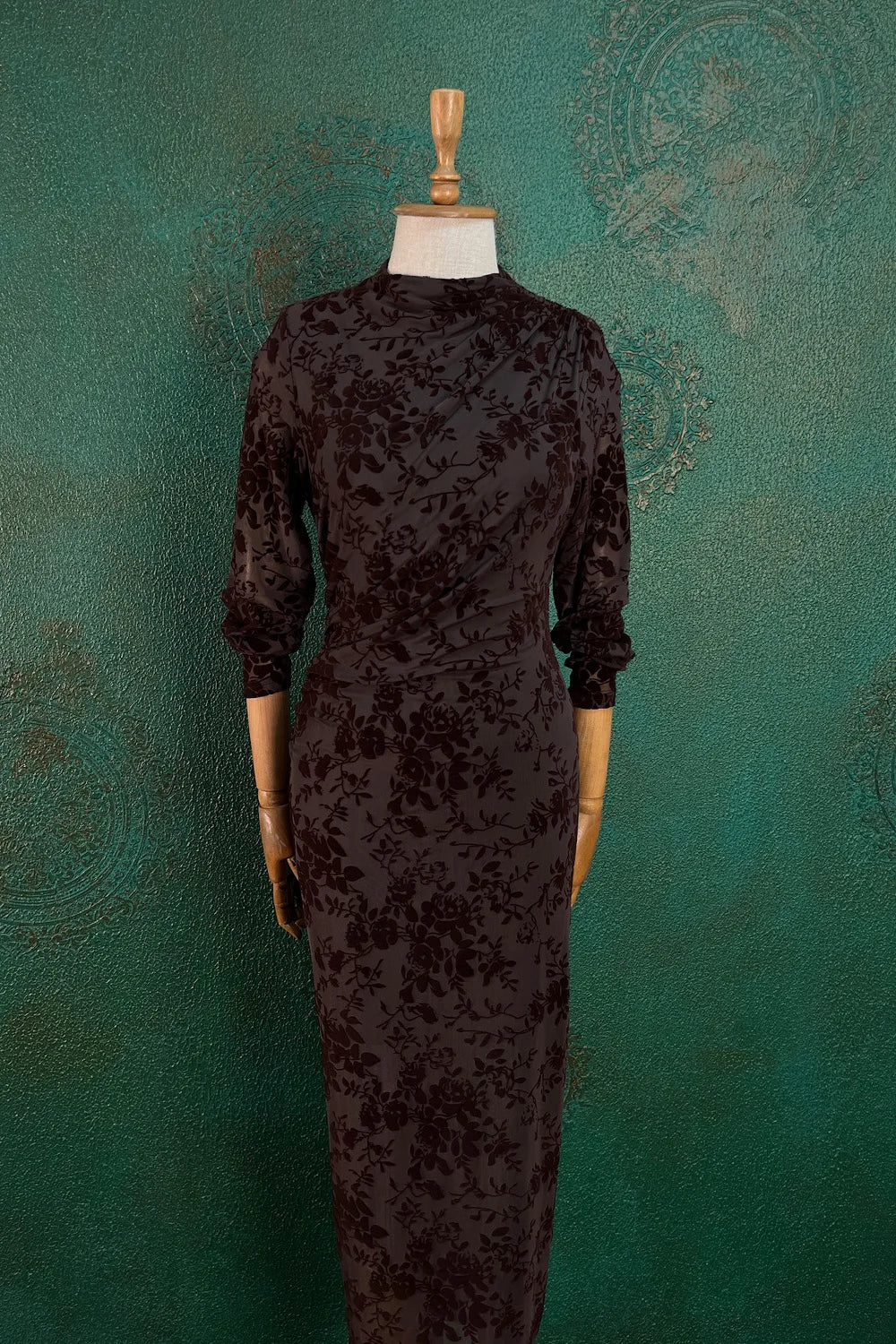 Kadife Çiçek Desenli Uzun Elbise