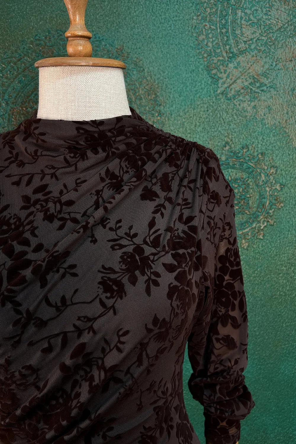 Kadife Çiçek Desenli Uzun Elbise