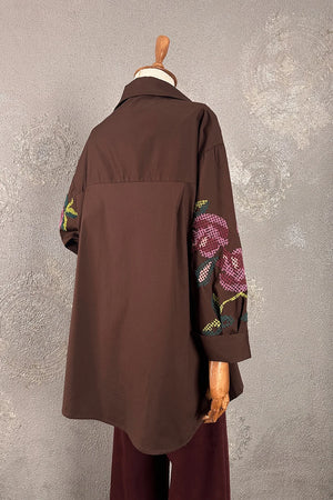 Kahverengi nakışlı oversize gömlek, çiçek detaylı, uzun kollu, kadın giyim, yandan görünüm