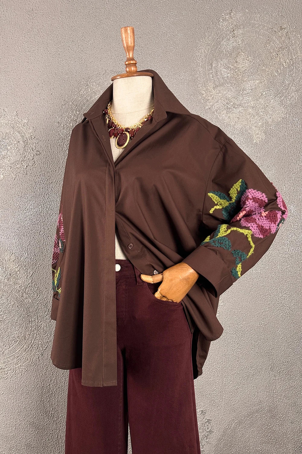 Çiçek nakışlı kahverengi oversize gömlek, bordo pantolon, kadın moda, şık günlük stil