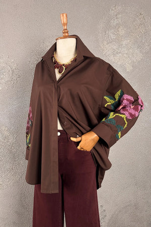 Çiçek nakışlı kahverengi oversize gömlek, bordo pantolon, kadın moda, şık günlük stil
