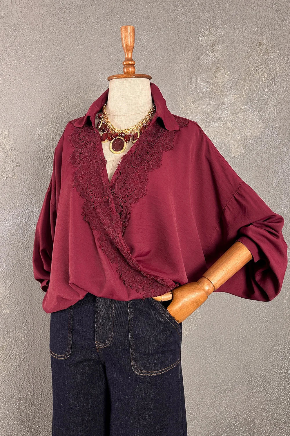 Bordo dantelli kruvaze gömlek, kadın, uzun kollu, lace detaylı, oversize kesim, önden görünüm