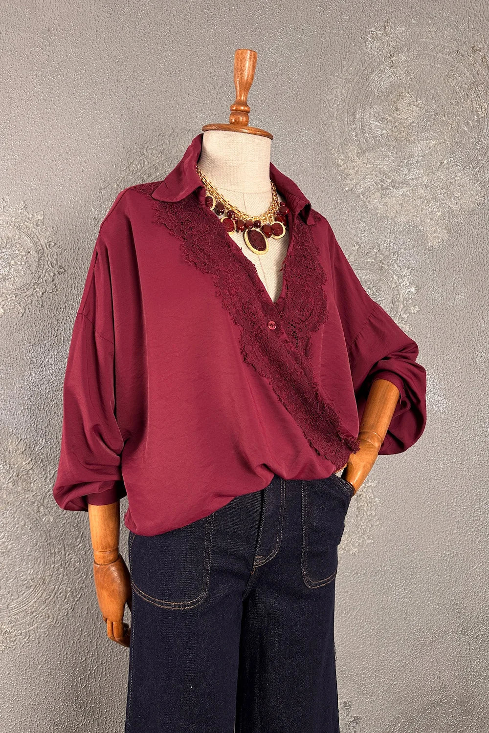 Bordo dantelli kruvaze gömlek, kadın, oversize kesim, önden görünüm, rahat ve şık tasarım