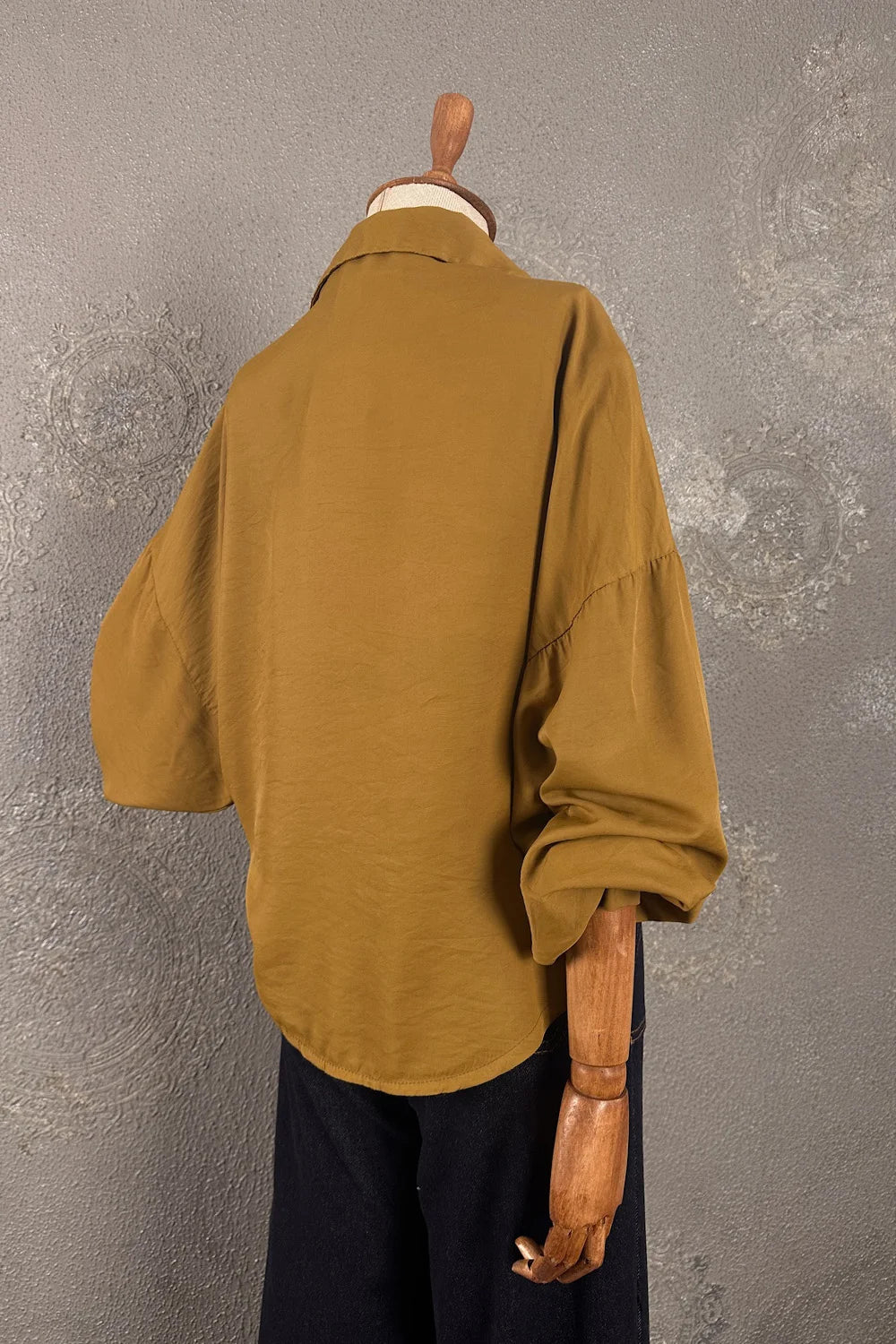 Hardal sarısı kadın gömlek, oversize kesim, uzun kollu, klasik yaka detaylı, yandan görünüm
