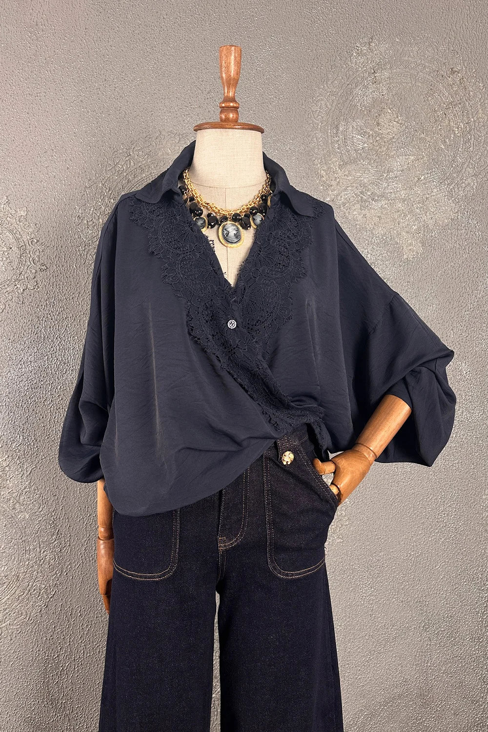 Siyah dantelli kruvaze gömlek, kadın, oversize kesim, lüks aksesuar detaylı, önden görünüm