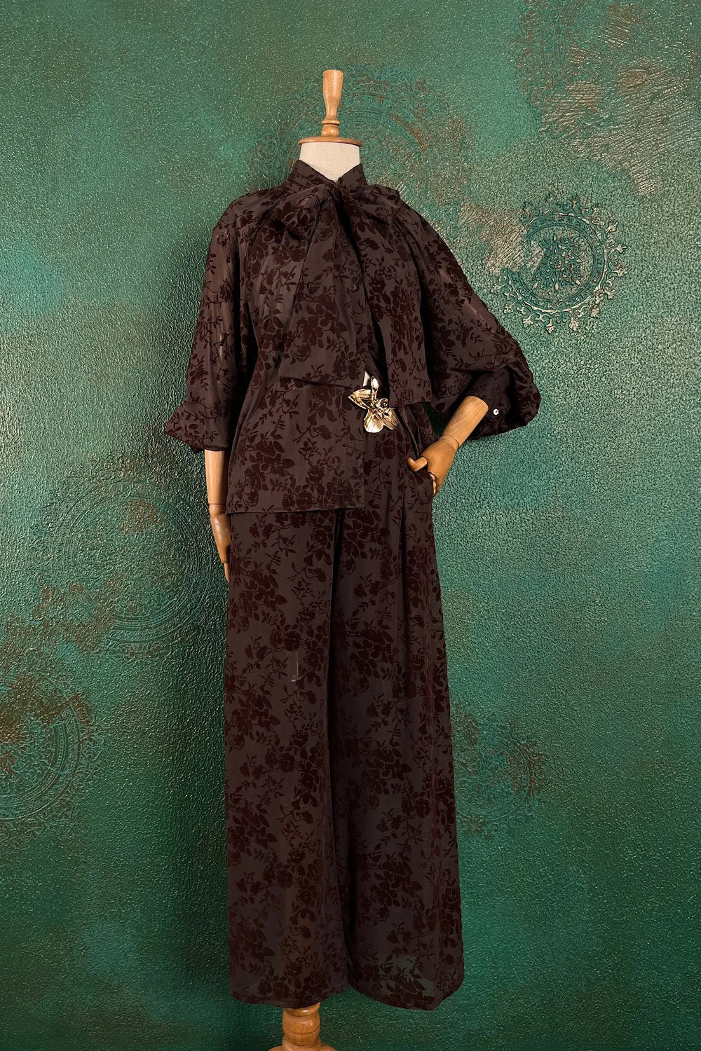 Kadife Çiçek Detaylı Pantolon Takım