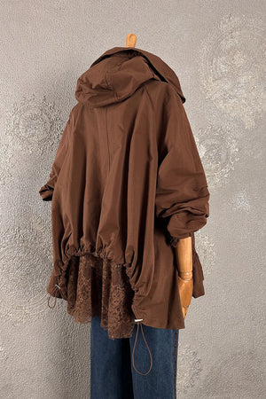 Kahverengi dantel detaylı hafif kadın ceketi, oversize kesim, yandan görünüm, çiçek aplike detay