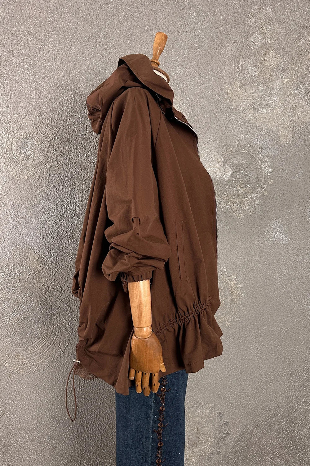 Kahverengi hafif ceket, kadın giyim, çiçek detaylı, oversize kesim, yandan görünüm, dantel detaylı