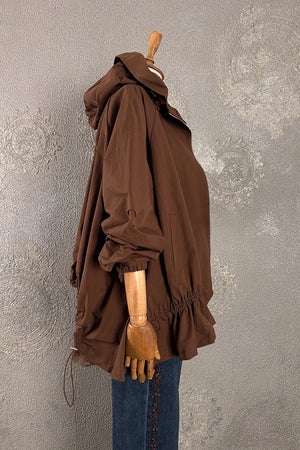 Kahverengi hafif ceket, kadın giyim, çiçek detaylı, oversize kesim, yandan görünüm, dantel detaylı