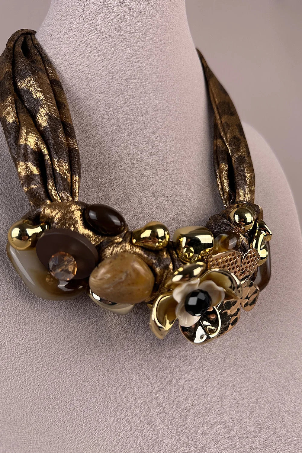 Çiçek Detaylı Leopar Kolye