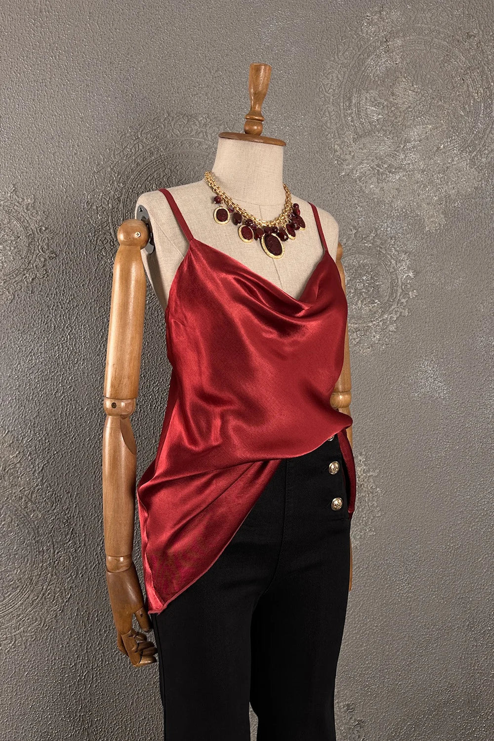 Bordo saten degaje yakalı bluz, kadın, asimetrik kesim, siyah pantolon kombinli, şık görünüm