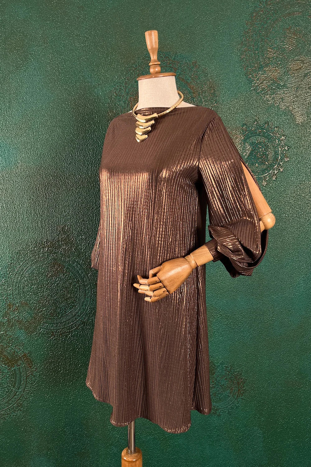 Kol Dekolteli Kısa Parlak Elbise