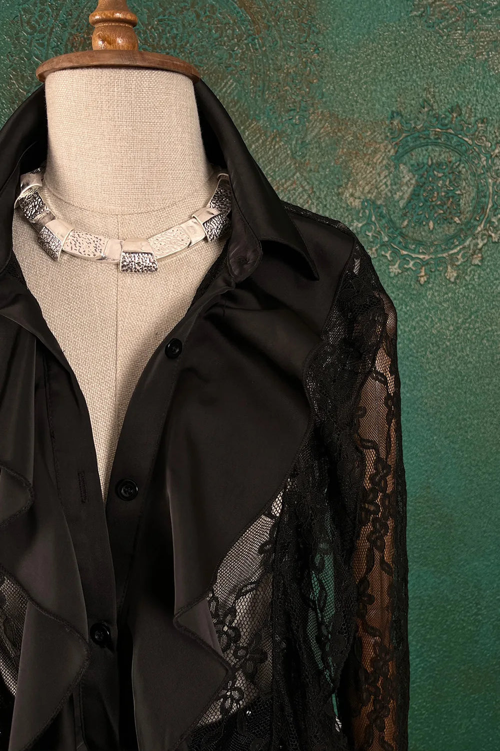 Saten Detaylı Dantel Gömlek