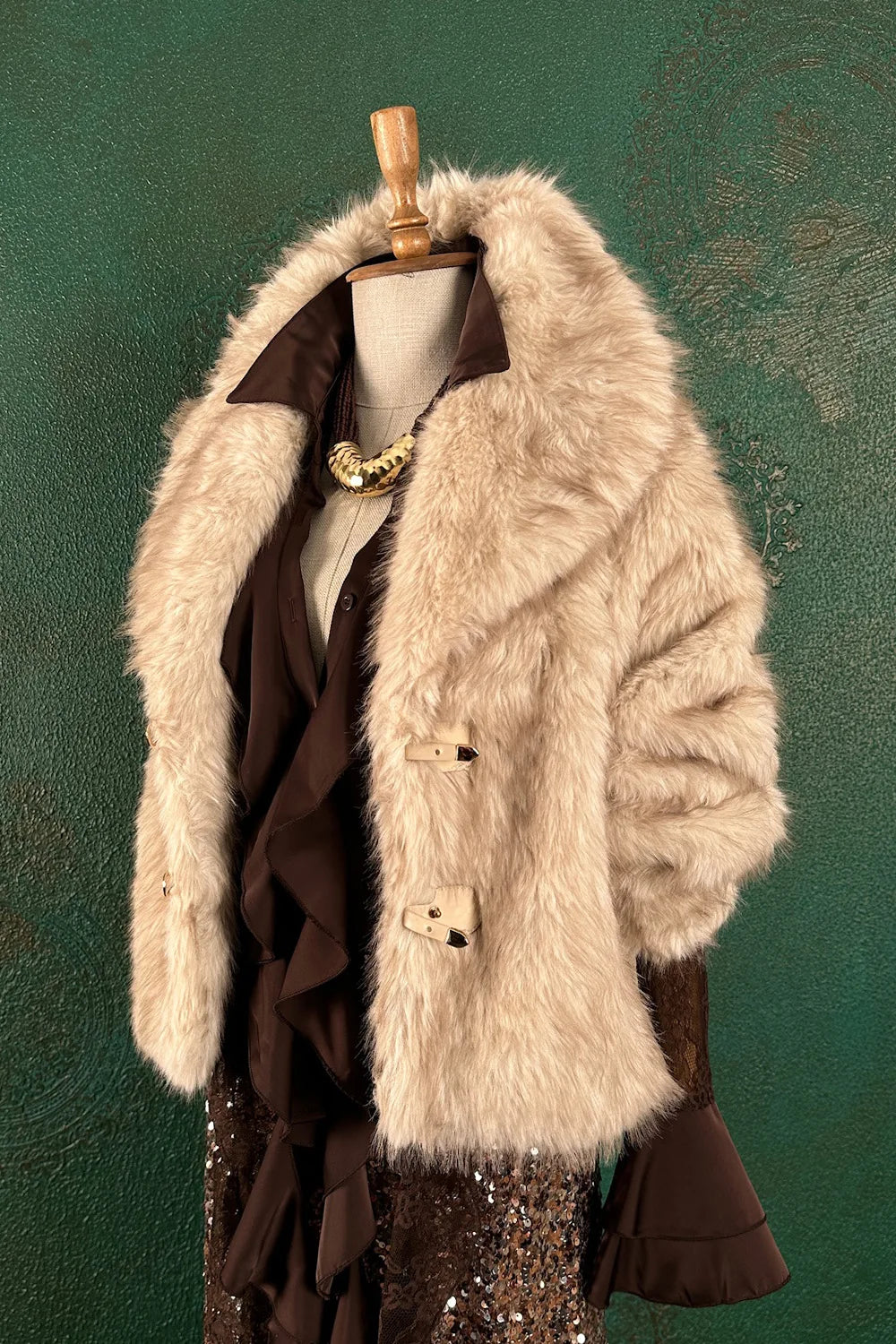 Geniş Yakalı Kısa Kürk Kaban