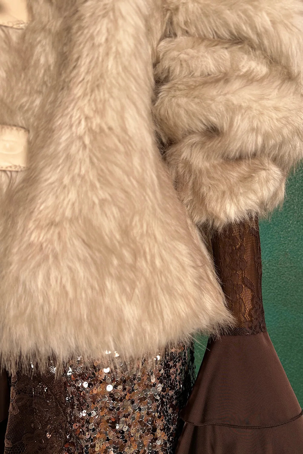 Geniş Yakalı Kısa Kürk Kaban