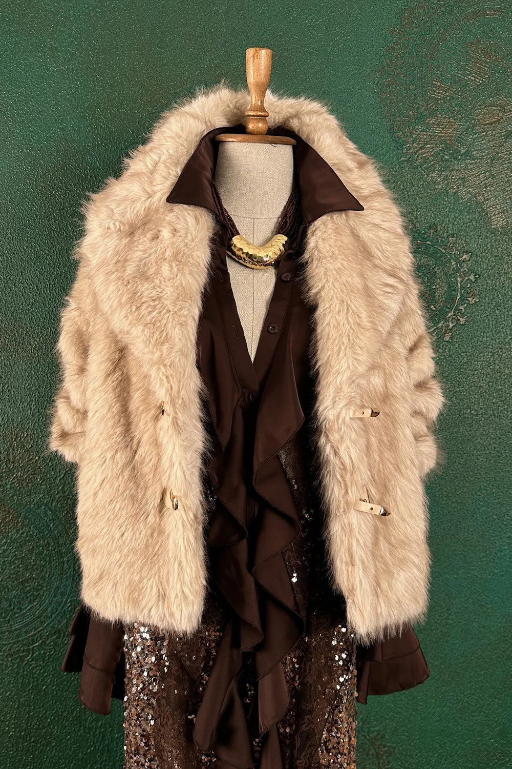 Geniş Yakalı Kısa Kürk Kaban