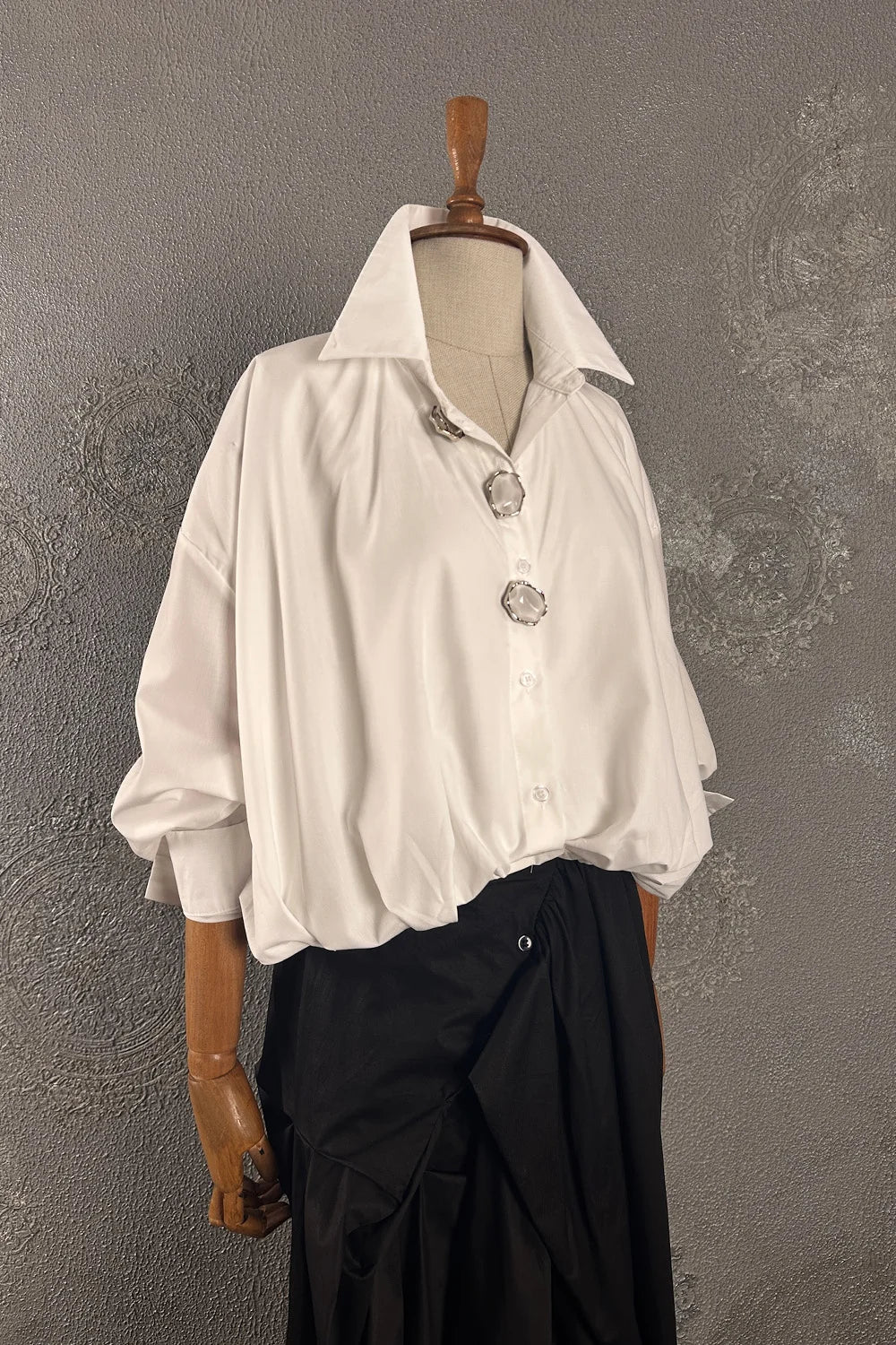 Beyaz oversize gömlek, kristal aksesuar detaylı, kısa kesim, kadın moda, önden görünüm
