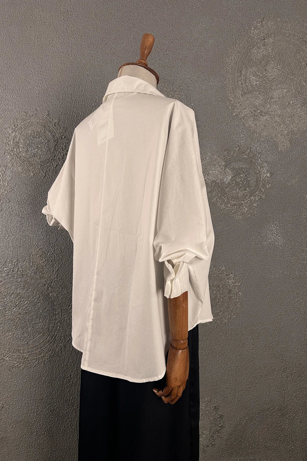 Krem oversize gömlek, kadın, uzun kollu, açık kesim, ince dokulu pamuk, yandan görünüm