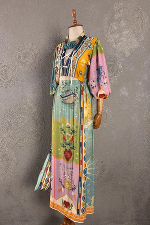Renkli işlemeli üçlü set, bohem tarzı desenli, uzun elbise, geniş kollu, ön görünüm, vintage stil.