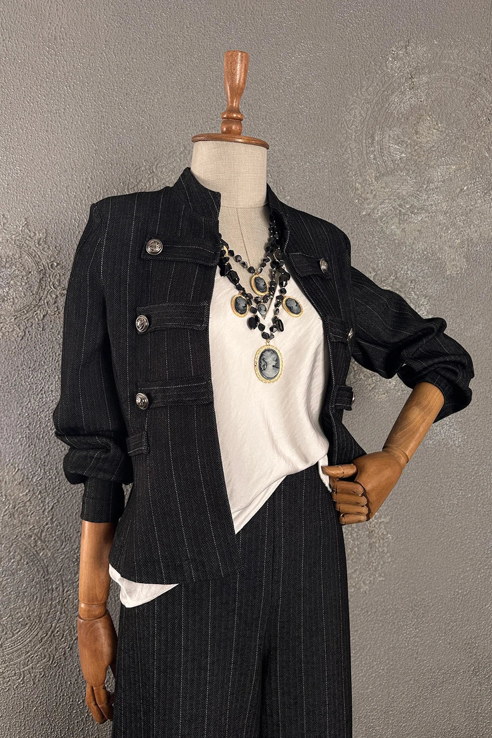 Siyah çizgili kadın blazer takımı, beyaz bluz, vintage kolye detaylı, klasik kesim, önden görünüm