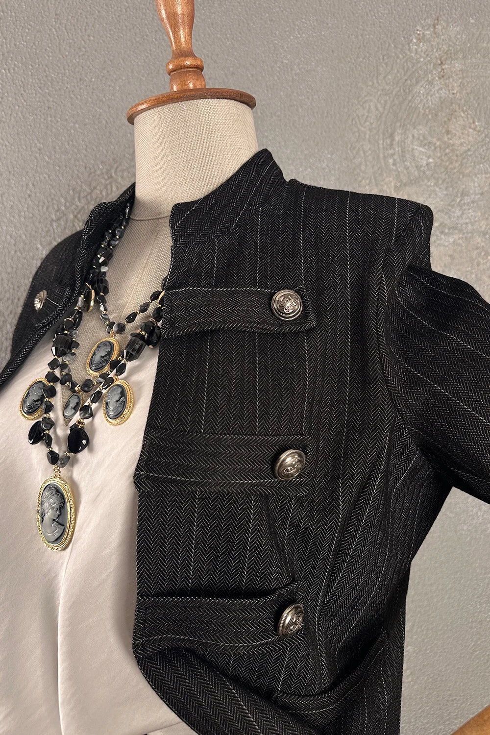 Siyah balıksırtı desenli kadın blazer, metal düğmeli, klasik kesim, önden görünüm, aksesuar detaylı