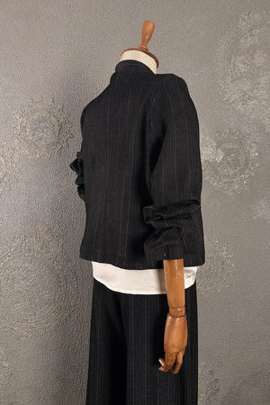 Siyah çizgili kadın pantolon takımı, pinstripe desen, blazer ceket, yandan görünüm, klasik kesim