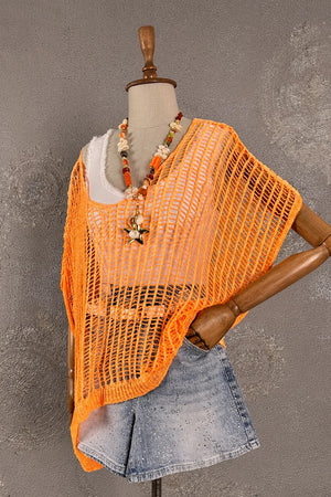 Turuncu file merserize kadın ponço, beyaz crop top, boncuklu kolye detaylı, yandan görünüm, oversize kesim