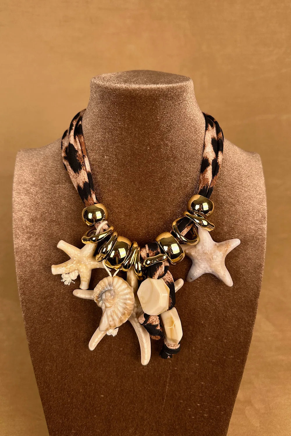 Yıldızlı Leopar Desenli Kumaş Kolye