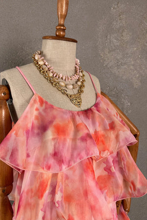 Pembe turuncu tie-dye şifon bluz, kadın fırfırlı omuz detaylı, ön görünüm, aksesuar kombinli