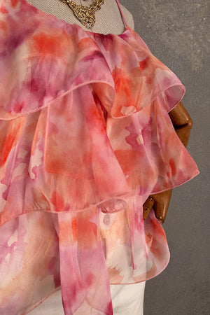 Pembe turuncu tie-dye desenli şifon kadin bluz, volanlı kollar, yumuşak drapeli kesim, yandan görünüm