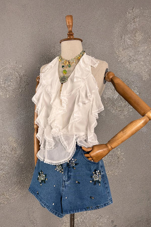 Beyaz fırfırlı keten bluz, kadın şık tasarım, denim şort kombinli, detaylı aksesuar, ön görünüm