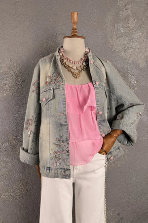 Çiçek işlemeli gri denim ceket, pembe bluz, beyaz pantolon, kadın casual kombin, ön görünüş