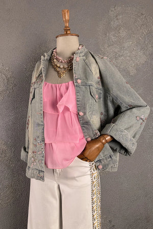 Pembe bluz ve krem pantolon üzerine işlemeli denim ceket giyen kadın, ön görünüm, oversize kesim, çiçek detaylı, vintage stil