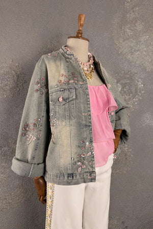 Gri işlemeli denim ceket, pembe detaylı, kadın oversize kesim, çiçek motifli, yandan görünüm