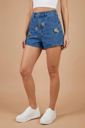 İşlemeli mini kot şort, kadın, mavi denim, kristal boncuk detaylı, yüksek bel, ön görünüm.