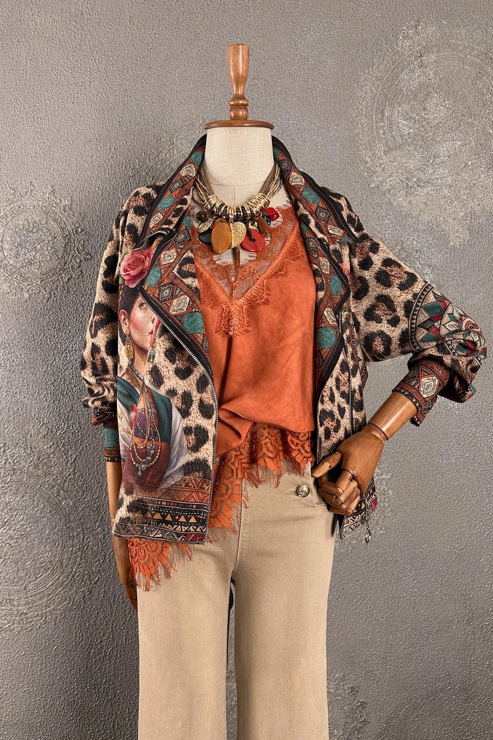 Frida desenli nubuk ceket, leopar ve etnik motifli, turuncu kadın blazer, bohem stil, önden görünüm