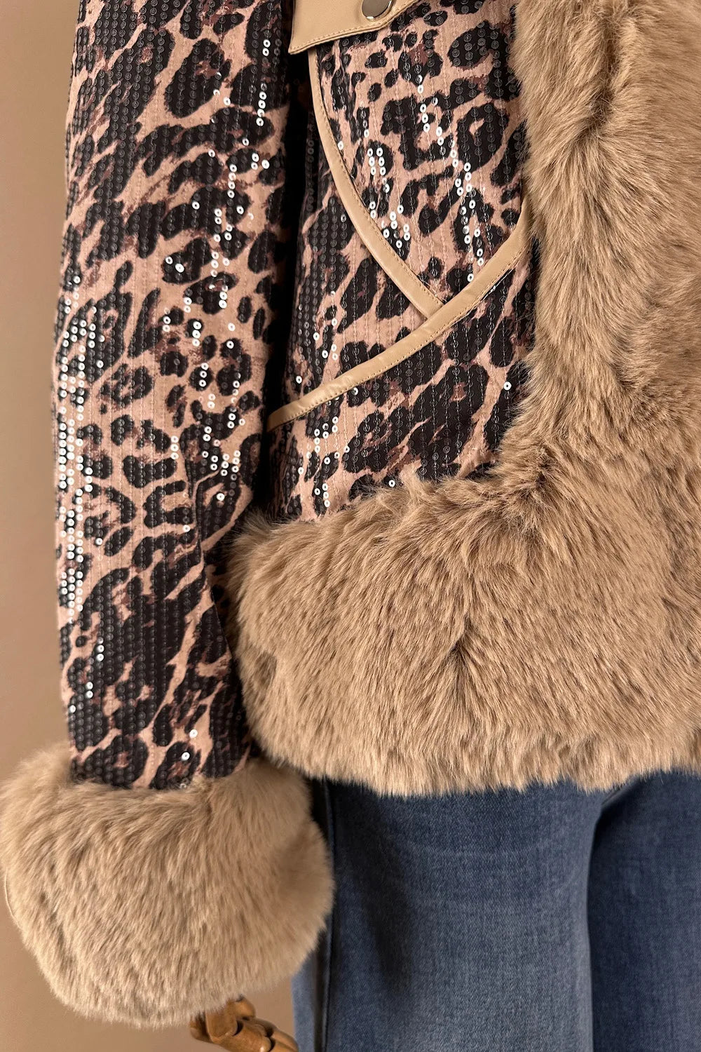 Payet İşlemeli Kürklü Mont