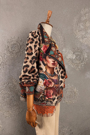 Frida desenli nubuk kadın ceketi, leopar desenli, çiçek baskılı, etnik motifli, yandan görünüm, bohem stil