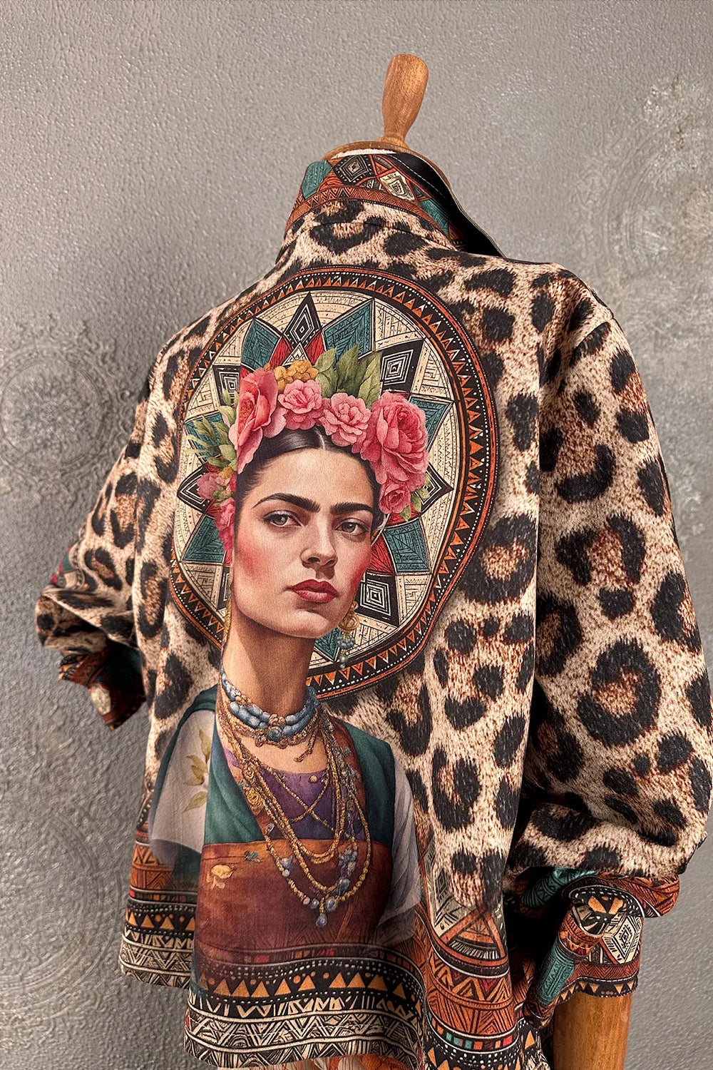 Leopar desenli nubuk ceket, kadın, çiçek motifli, etnik detaylar, kahverengi tonlar, yandan görünüm
