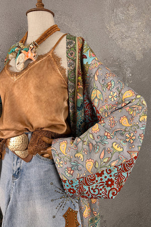 Kahverengi ipek kimono, renkli çiçek ve paisley desenleri, açık kesim, kadın için, yandan görünüm, bohem stil