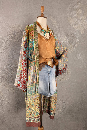 Renkli ipek kimono, çiçek desenli, uzun kollu, açık kesim, kadın üst giyim, yandan görünüm, bohem tarzı