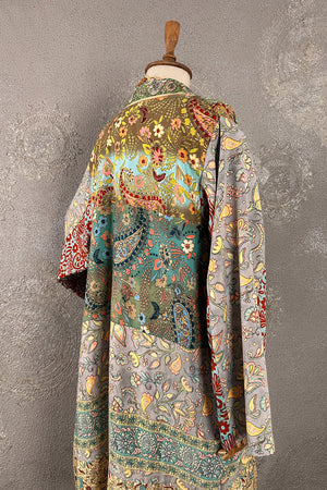 Renkli ipek kimono, çiçek ve kuş desenleri, uzun kollu, açık kesim, yandan görünüm, kadın için şık kaftaniye tarzı üst.