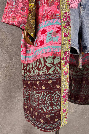 Renkli ipek kimono, çiçek ve yaprak desenleri, pembe ve bordo tonları, detaylı altın şerit, kadın için, açık kesim, detay görünüm