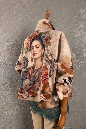 Krem nubuk kadın ceketi, çiçek desenli, bohem tarzı, yandan görünüm, oversize kesim