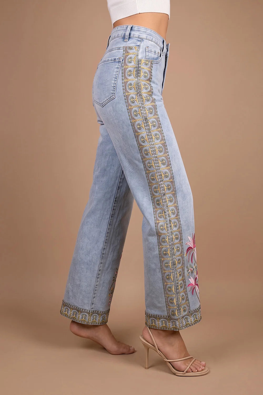 Açık mavi nakış işlemeli geniş paça jean, yandan detaylı görünüm, kadın casual pantolon, çiçek motifli desen